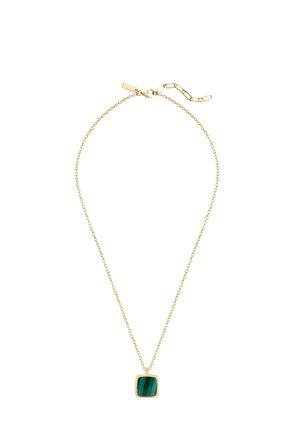 Collar de cadena de oro con colgante cuadrado de piedra malaquita verde y cierre ajustable sobre un fondo blanco.