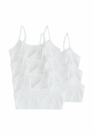 Stapel von zehn weißen, kurz geschnittenen Camisole-Oberteilen mit dünnen verstellbaren Schulterriemen auf weißem Hintergrund.