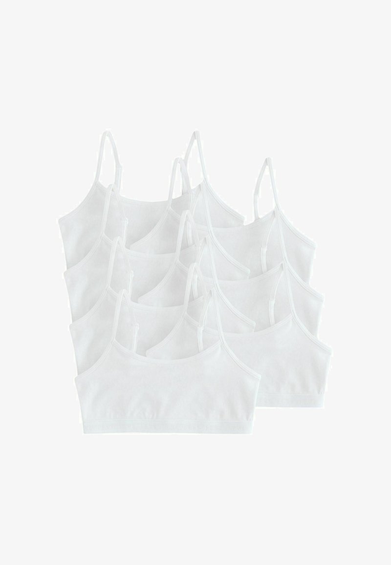 Pile de dix hauts camisoles blancs courts avec de fines bretelles ajustables sur fond blanc.