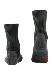 Chaussettes grises en tricot avec un revers côtelé, un talon et un orteil renforcés. Présente un motif texturé sur le pied et un accent rouge sur le côté.