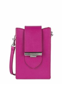 Borsa crossbody in pelle rosa con chiusura a patta, hardware in argento e tracolla regolabile. Forma rettangolare con texture liscia.