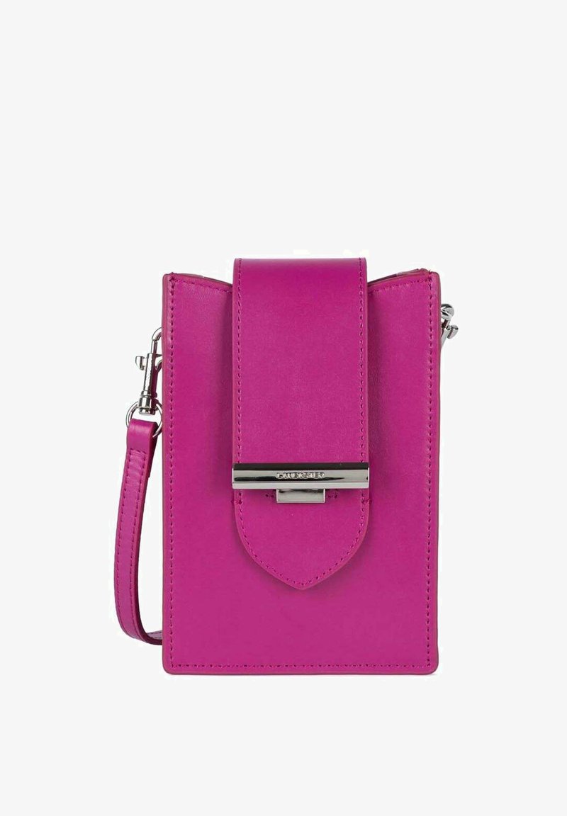 Borsa crossbody in pelle rosa con chiusura a patta, hardware in argento e tracolla regolabile. Forma rettangolare con texture liscia.