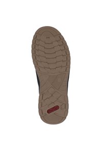 Dunkelblaue Sneaker-Sohle mit einer strukturierten, braunen Gummi-Außensohle, die ein Profilmuster für besseren Halt aufweist. Rotes Markenlogo auf der Ferse sichtbar.