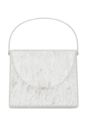 Kis téglalap alakú fehér kézitáska márvány mintás textúrával, ívelt fedéllel, egygombos záródással és vékony felső fogantyúval.