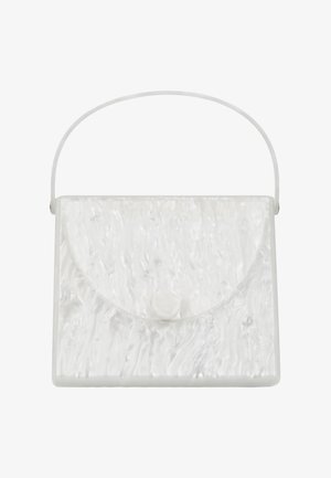 Geantă mică, dreptunghiulară, albă, cu textură marmurată, clapetă curbată, închidere cu un singur buton și mâner subțire superior.