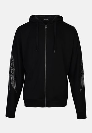 Čierna mikina na zips s kapucňou na stiahnutie. Má detailné strieborné akcenty na rukávoch. Vyrobená z jemnej látky, hladkej textúry a vo voľnom strihu.