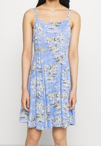 Jasnoniebieska sukienka bez rękawów z wzorem palm, usztywnionym gorsetem, rozkloszowanym dołem i regulowanymi ramiączkami.