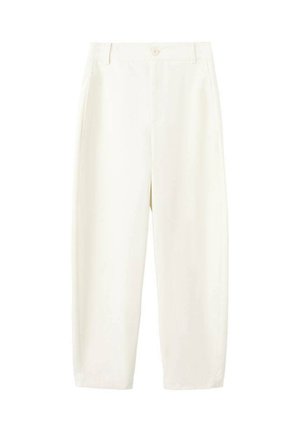 Bílé kalhoty do kolen s na míru střihem. Mají zapínání na knoflíky, boční kapsy a hladkou texturu látky.