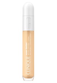 Clinique Even Better concealer in een doorzichtige tube met een witte, ronde dop. Lichtbeige product binnenin, gelabeld met merk- en productinformatie.
