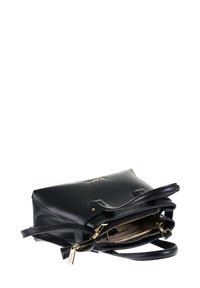 Borsa a mano in pelle nera con due manici corti, hardware dorato, chiusura con zip e fodera interna beige con scomparti.