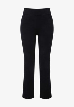 Schwarze Strickhosen mit breitem Bund, weit ausgestellten Beinen und zwei Fronttaschen. Glatte Textur ohne sichtbare Verschlüsse oder Muster.