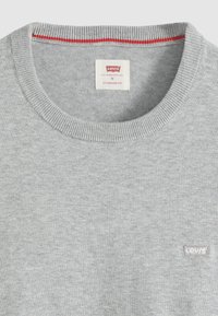 Grijze trui met ronde hals en geribde kraag, klein Levi's-logo op de borst en binnenlabel met de tekst "Levi's, San Francisco, CA, M, Standard Fit."