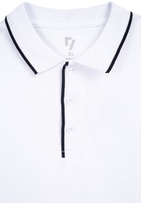 Biała koszulka polo z teksturowanej tkaniny, z czarnym paskowanym kołnierzykiem, trzema guzikami z przodu i metką rozmiaru XL.