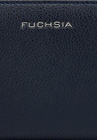 Portefeuille en cuir texturé bleu marine avec le nom de marque "FUCHSIA" en relief argenté à l'avant, doté d'une finition lisse et d'un design minimaliste.