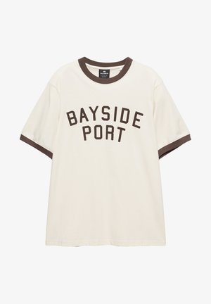 Krémszínű rövid ujjú póló sötétbarna szegéllyel a galléron és az ujjakon, elöl vastag, sötétbarna betűkkel "BAYSIDE PORT" felirattal.