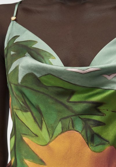 Φόρεμα με τιράντες σπαγγέτι με αφηρημένο σχέδιο φύλλων και πουλιών σε πράσινο, κίτρινο και πορτοκαλί σε σκουρόχρωμο φόντο.