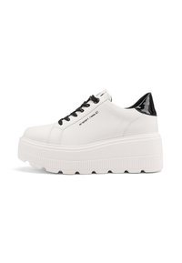 Sneakers bianchi con suola piatta e finitura in pelle liscia, design con lacci neri e dettagli in vernice nera lucida sul tallone. Suola testurizzata per una migliore aderenza.