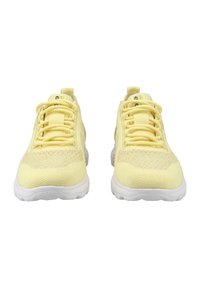 Scarpe da ginnastica gialle con una tomaia in maglia testurizzata, suole in gomma bianche e lacci piatti. Caratterizzate da una linguetta e un colletto imbottiti per il comfort.