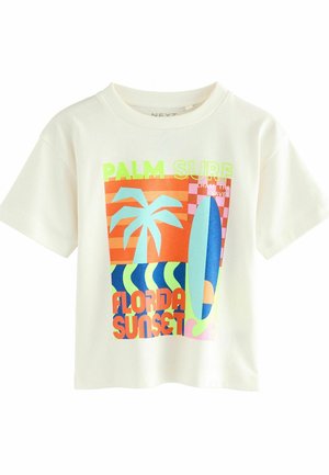 Trumpos rankovės, kreminės spalvos medvilninis marškinėliai su spalvingu grafiniu atspaudu, vaizduojančiu palmės, banglentininką, bangas ir tekstą "Florida Sunset" storiu šriftu.