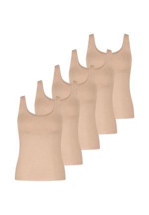 Vijf perzikkleurige tanktops van gladde stof. Ze hebben een ronde halslijn en verstelbare bandjes, met een getailleerde pasvorm.