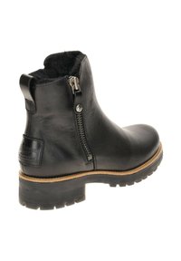 Botín de cuero negro hasta el tobillo con un zipper plateado en el lateral, acabado texturizado, tacón bajo y suela de goma con un patrón de perfilado.