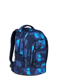 Zaino blu con motivo camouflage, dotato di spallacci imbottiti, maniglia superiore, multiple tasche e finitura testurizzata. Logo del marchio di lato.