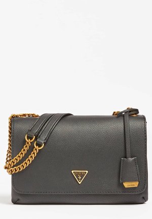 Schwarze strukturierte Leder-Schultertasche von Guess mit goldener Kettenriemen, dreieckiger goldener Logo-Plakette und Leder-Tag mit goldenem Akzent.