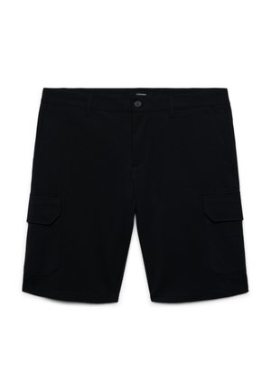 Pantaloncini cargo neri con chiusura a bottone, passanti per cintura, tasche laterali e tasche con patta su ogni gamba, distesi su uno sfondo bianco.