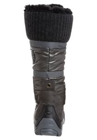 Stylová zimní bota s tmavě šedým voděodolným povrchem, žebrovaným černým pleteným manžetem a texturovanou podrážkou pro lepší trakci.