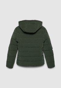 Giubbotto imbottito verde scuro con cuciture orizzontali, cappuccio e maniche lunghe. Texture liscia e design leggero adatto per il clima freddo.