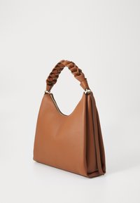 Braune Lederhandtasche mit einem geflochtenen Griff, geschwungener Form, Reißverschlussverschluss und glatter Oberfläche. Sie bietet ein geräumiges Inneres für die Aufbewahrung.