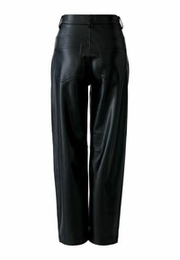 Schwarze, faux-lederne, weite Hosen mit hoher Taille und zwei Gesäßtaschen. Glatte Textur mit mattem Finish.