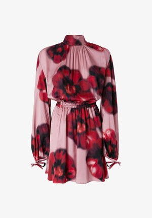 Abito floreale in morbido tessuto rosa con grandi motivi di fiori rossi e neri, colletto alto, maniche lunghe con polsini elastici e vita arricciata.