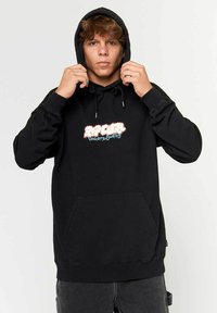 Hoodie noir avec une poche frontale, capuche à cordon de serrage, et texte graphique sur la poitrine en blanc et bleu. Tissu doux avec une coupe décontractée.