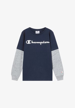 Marineblaues langärmliges Hemd mit melierten grauen Ärmel, weißem "Champion"-Logo auf der Brust und kleinem Champion-Emblem am linken Bündchen.