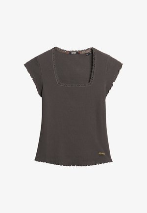 Mørkegrå kortærmet top med firkantet udringning, ribbet tekstur, bølgede kanter og et lille guldlogo ved kanten.