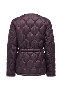 Gesteppte, dunkelviolette wattierte Jacke mit Taillengürtel und langen Ärmeln, Rückansicht vor weißem Hintergrund.