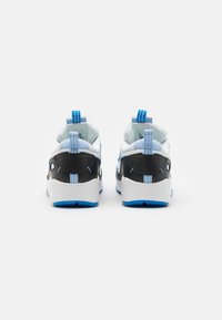 Sneaker in bianco e nero con dettagli blu, realizzati in un materiale liscio, con tomaia in rete, linguette sul tallone e suole testurizzate.