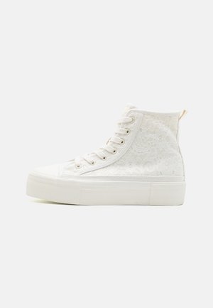 Weiße High-Top-Sneaker aus Spitze mit einer strukturierten Oberfläche, ausgestattet mit einer Gummisohle, runder Zehenpartie und flachen Schnürsenkeln.