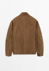 Veste en daim marron à manches longues, avec col et poignets boutonnés, vue de dos sur fond blanc.