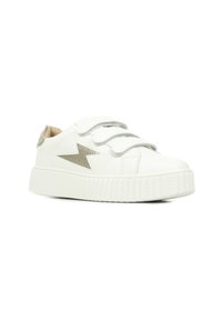 Baskets en cuir blanc avec une semelle texturée et des sangles en Velcro. Présente un accent en éclair argenté sur le côté.