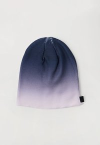 Gorro de punto con un degradado ombré que va de azul oscuro a púrpura claro. Presenta una textura acanalada y una pequeña etiqueta negra en el lateral.