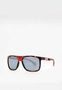 Lunettes de soleil avec une monture rectangulaire ; motif marbré noir et rouge ; verres teintés gris ; logo "SUPER" sur la branche ; matériau en plastique.