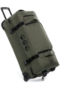 Borsa duffel con ruote di colore verde oliva, dall'esterno in tessuto testurizzato, con molteplici zip, spallacci regolabili e una robusta maniglia per il trasporto.