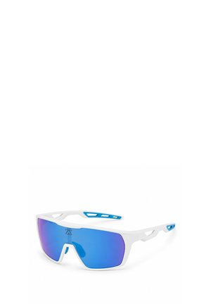 Occhiali da sole sportivi bianchi con lenti specchiate blu e aste ventilate, progettati per attività all'aperto e protezione degli occhi.
