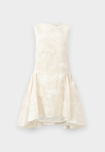 Kaeluseta kleit helesest kreemja kangast, millel on tekstuuriga lillemuster, laienev seelik ja kõrge-madal hem. Seljaosa lukuga kinnitus.