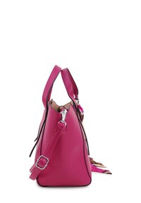 Roze leren handtas met een gestructureerde vorm, voorzien van twee bovenhandvatten en een verstelbare schouderband. Inclusief contrasterende zwarte afwerking.