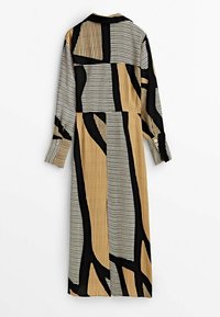 Langärmliges Midikleid mit Patchwork-Design aus vertikalen schwarzen, beigen und weißen Streifen sowie abstrakten Formen auf leichtem Stoff.