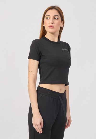 T-shirt nera cropped realizzata in morbido cotone, con maniche corte e scollatura a girocollo. Dettaglio del logo discreto sul petto.