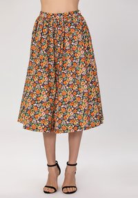 Jupe midi florale avec une base noire, ornée de fleurs orange, roses et vertes. Taille élastique, silhouette fluide, tissu léger.